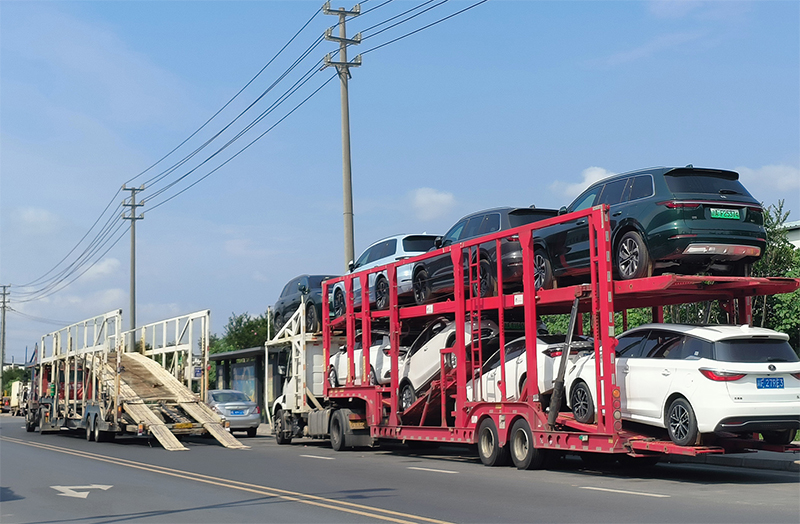 汽车托运收费标准、轿车托运公司怎么收费? “汽车托运收费标准”、“轿车托运公司怎么收费”一直是绝大多数需要汽车托运的朋友们比较关注的。汽车托运收费标准还要以具体轿车托运公司报价为准,不同线路之间收费会有所差异,并且不同的轿车托运公司收费标准也并不统一。下面介绍一下我们轿车托运公司怎么收费的,这个收费标准大概是包含基础运价、车型大小和保险费用。